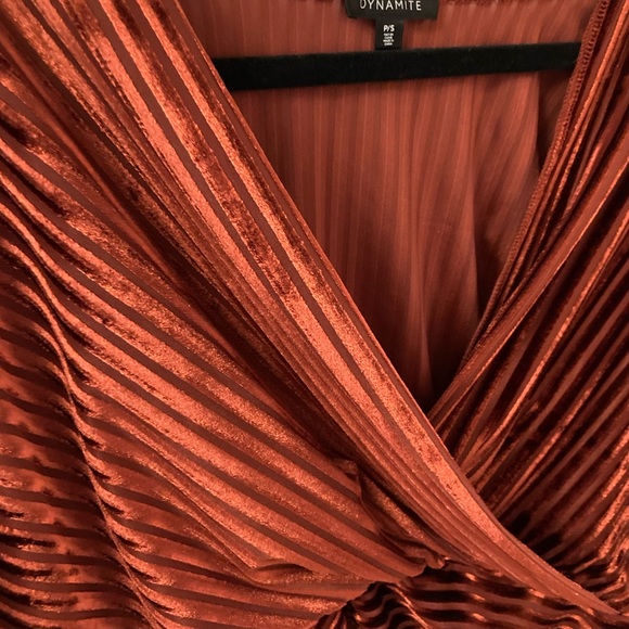 Dynamite Shiny Cooper Crop Top - Picture 3 of 3